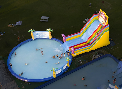 Zółta zjeżdżalnia dmuchana